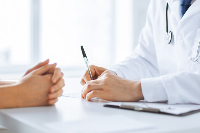 患者さんの話を聞く医者